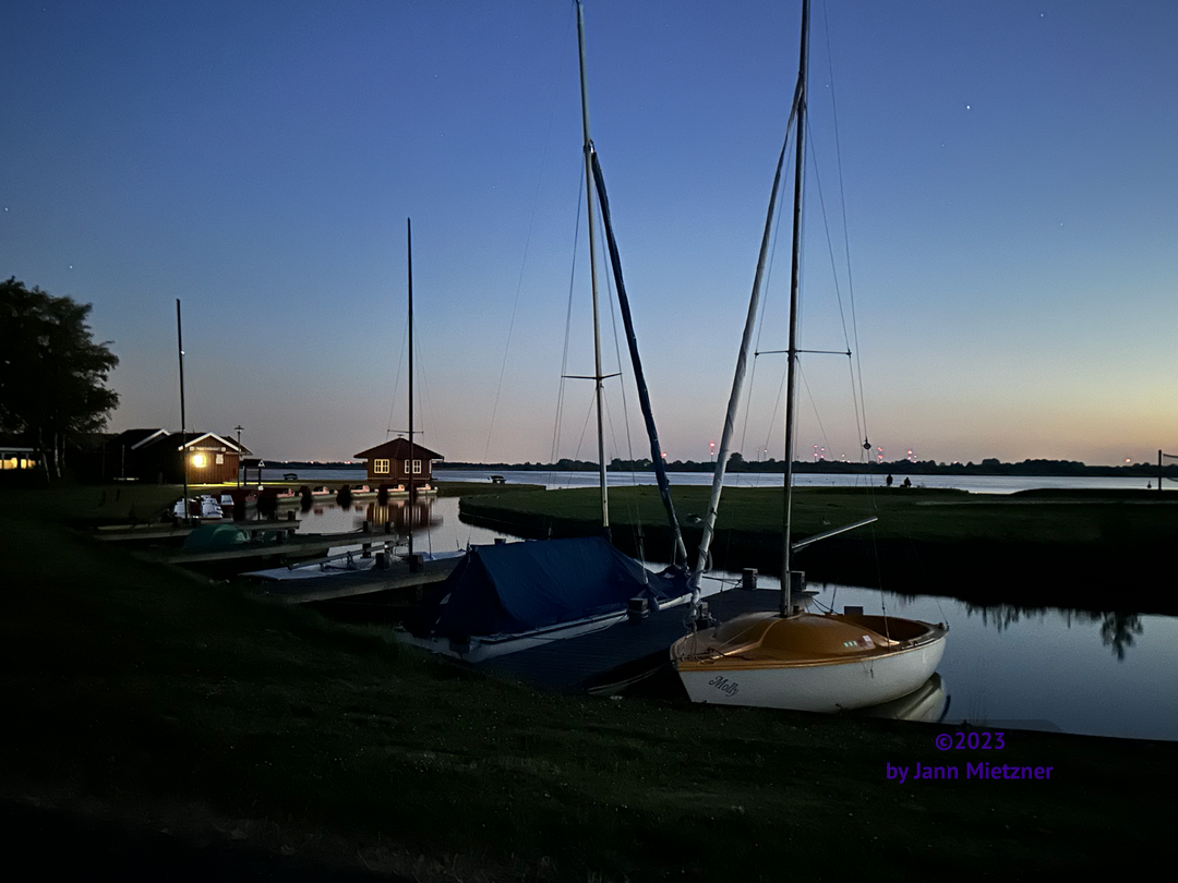 Großes Meer am Abend und bei Nacht